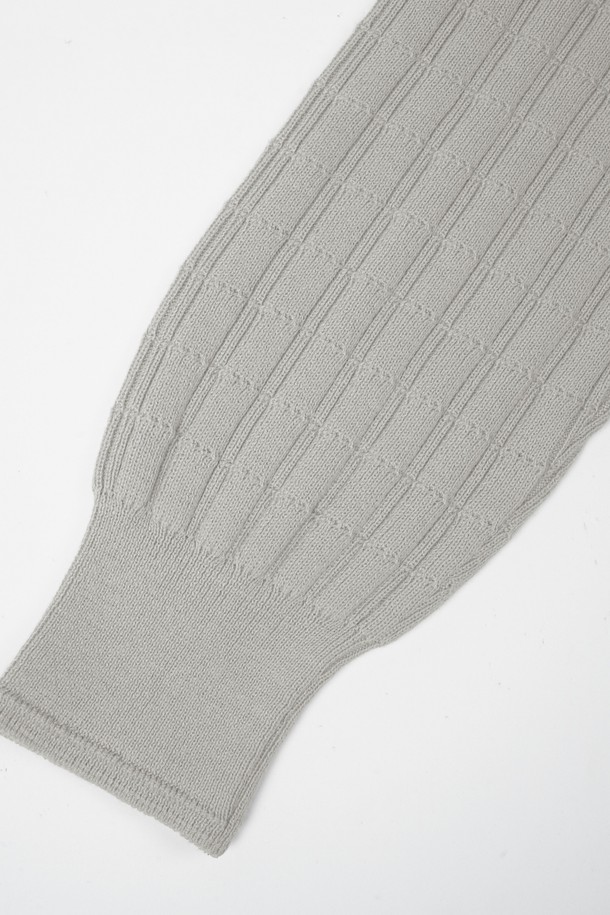 워셔블 코튼 스퀘어 라운드 니트는 베이직하고 미니멀한 스타일을 추구하는 분들을 위한 아이템입니다. 부드러운 촉감의 면 소재로 제작되어 봄, 가을에 편안하게 착용할 수 있으며, 얇은 두께감으로 간절기에도 활용도가 높습니다. 레귤러핏에 긴소매, 라운드넥 디자인으로 어떤 옷에도 쉽게 매치할 수 있어 출근룩, 데이트룩 등 다양한 TPO에 활용 가능합니다. 골지 패턴으로 은은한 포인트를 더했으며, 워셔블 기능으로 관리 또한 용이합니다. 그레이 컬러로 세련된 분위기를 연출해보세요.
