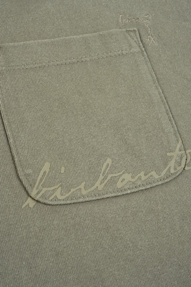 부드러운 면 소재로 제작되어 편안한 착용감을 선사하는 워시드 포켓 롱슬리브 티셔츠입니다. 카키와 올리브 두 가지 색상으로 출시되어, 일상생활에서 캐주얼하고 미니멀한 스타일을 연출하기 좋습니다. 봄, 가을 간절기에 활용하기 좋으며, 레귤러핏으로 제작되어 편안한 활동성을 제공합니다. 가슴 포켓 디테일과 워싱 가공으로 빈티지한 무드를 더했으며, 산책이나 캠핑 등 다양한 TPO에 활용할 수 있습니다.
