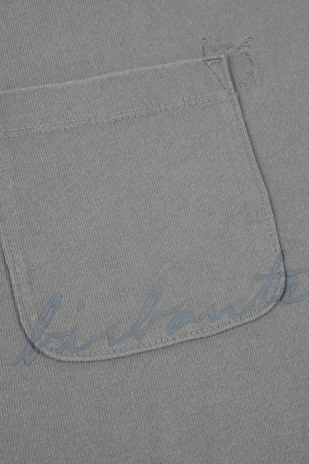 부드러운 면 소재의 워시드 포켓 롱슬리브 티셔츠입니다. 베이직하고 캐주얼한 스타일로 봄, 가을 간절기에 활용하기 좋습니다. 레귤러 핏에 라운드넥 디자인으로 편안한 착용감을 선사하며, 얇은 두께감으로 가볍게 즐겨 입을 수 있습니다. 그레이 컬러의 무지 디자인에 포켓 디테일이 더해져 실용성을 높였습니다. 캐주얼, 미니멀, 클래식 스타일을 즐겨 입는 분들께 추천합니다.
