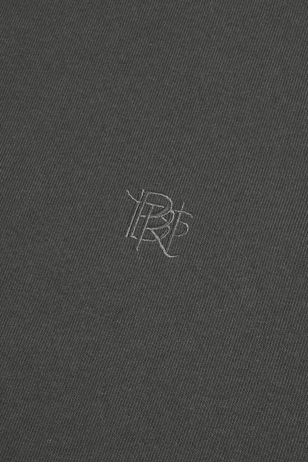 그라데이션 롱슬리브 티셔츠는 부드러운 면 소재로 제작되어 편안한 착용감을 선사합니다. 봄, 가을 시즌에 적합하며, 레귤러핏 디자인과 라운드넥으로 제작되어 베이직하면서도 미니멀, 캐주얼, 클래식 스타일을 연출하기 좋습니다. 은은한 그라데이션 컬러가 돋보이며, 긴 소매와 얇은 두께감으로 간절기 레이어드룩에 활용하기 좋습니다. 일상복으로 활용하기 좋은 디자인입니다.
