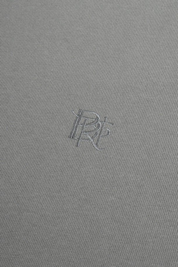 그라데이션 롱슬리브 티셔츠는 미니멀하고 캐주얼한 스타일을 추구하는 분들을 위한 필수 아이템입니다. 부드러운 면 소재로 제작되어 편안한 착용감을 선사하며, 봄, 가을에 적합합니다. 얇은 두께감으로 제작되어 레이어드하기 좋으며, 레귤러핏으로 제작되어 부담 없이 착용할 수 있습니다. 그레이와 블랙 두 가지 컬러로 출시되어, 어떤 스타일에도 쉽게 매치할 수 있습니다. 옴브레 디자인의 그라데이션 패턴이 특징이며, 라운드넥과 긴소매 디자인으로 시각적인 포인트를 더했습니다.
