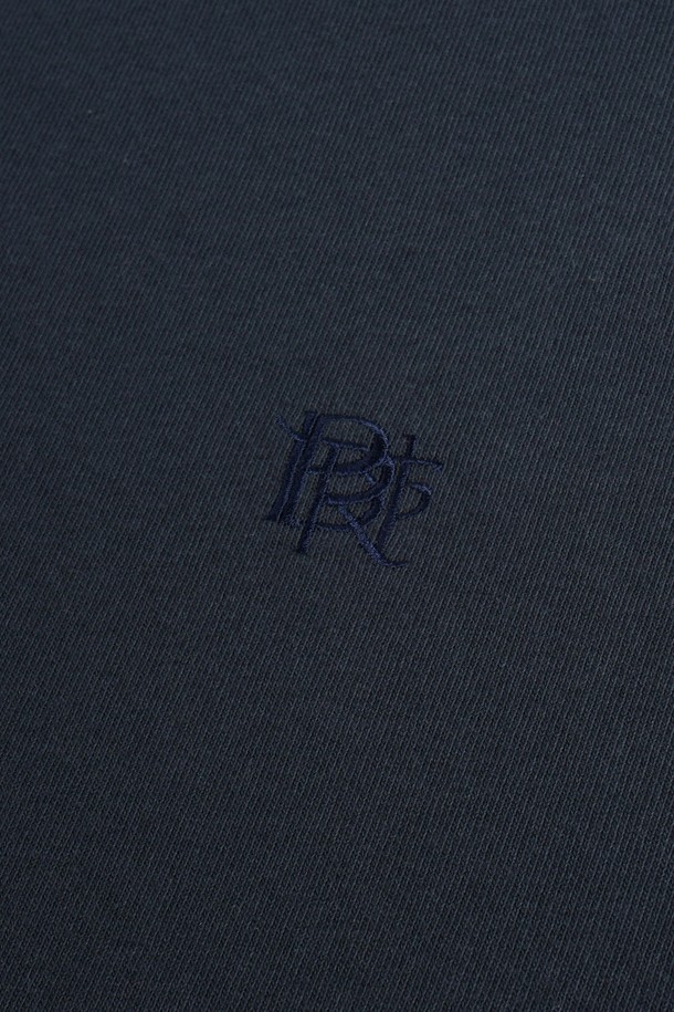 부드러운 면 소재로 제작되어 편안한 착용감을 선사하는 그라데이션 롱슬리브 티셔츠입니다. 베이직한 디자인에 블랙 컬러가 시크한 매력을 더하며, 루즈핏 크롭 기장으로 트렌디한 스타일을 연출합니다. 얇은 두께감과 긴 소매 기장으로 봄, 가을 시즌에 활용하기 좋으며, 산책룩이나 집콕룩 등 다양한 TPO에 매치할 수 있습니다. 라운드넥 디자인으로 어떤 스타일에도 잘 어울리며, 캐주얼하고 미니멀한 무드를 선호하는 분들께 추천합니다. 무지 패턴으로 심플함을 강조하여 데일리 아이템으로 활용하기 좋습니다.
