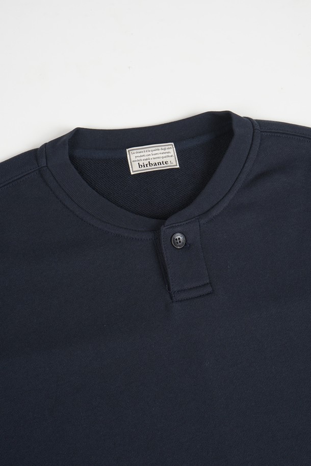 **원버튼 헨리넥 맨투맨**은 베이직하고 캐주얼한 스타일을 연출하는 데 적합한 상의입니다. 네이비 컬러의 무지 디자인으로, 봄, 가을 간절기에 활용하기 좋습니다. 부드러운 면 소재로 제작되어 편안한 착용감을 선사하며, 레귤러핏으로 제작되어 누구나 부담 없이 소화할 수 있습니다. 헨리넥 디자인과 원버튼 디테일이 포인트로, 출근룩이나 데이트룩과 같이 다양한 TPO에 활용 가능합니다. 캐주얼, 미니멀, 클래식 스타일을 즐겨 입는 분들께 추천합니다.
