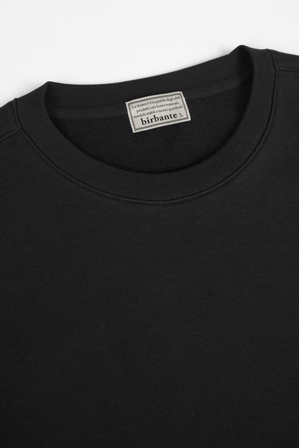 시그니처 크루넥 맨투맨은 남녀 공용으로 착용 가능한 베이직하고 캐주얼한 스타일의 상의입니다. 부드러운 촉감의 면 소재로 제작되어 봄, 가을, 겨울 세 계절 모두 활용 가능하며, 두꺼운 두께감으로 포근함을 더했습니다. 레귤러핏에 라운드넥 디자인, 무지 패턴의 블랙 컬러로 어떤 옷에도 쉽게 매치할 수 있습니다. 긴 소매 기장의 레귤러 기장 맨투맨으로, 미니멀하고 클래식한 스타일을 연출하기 좋습니다.
