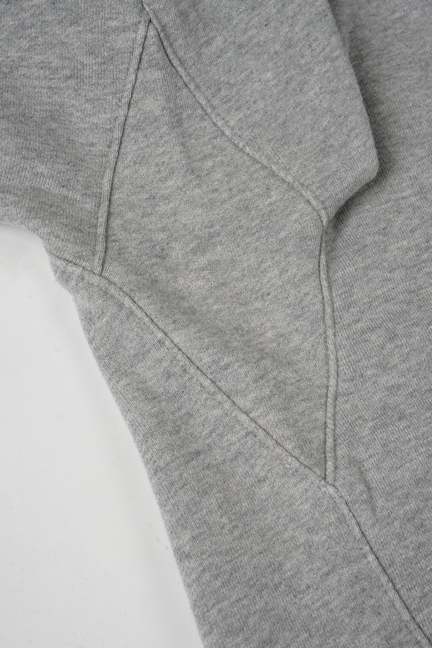 시그니처 크루넥 맨투맨은 공용으로 착용 가능한 상의입니다. 베이직하고 미니멀한 스타일로, 일상복으로 활용하기 좋습니다. 부드러운 면 소재로 제작되어 편안한 착용감을 선사하며, 두꺼운 두께감으로 봄, 가을, 겨울 세 계절 모두 따뜻하게 입을 수 있습니다. 레귤러핏에 라운드넥 디자인, 긴 소매 기장으로 클래식하고 캐주얼한 느낌을 줍니다. 무지 디자인의 그레이 컬러로 어떤 스타일에도 쉽게 매치할 수 있는 아이템입니다.
