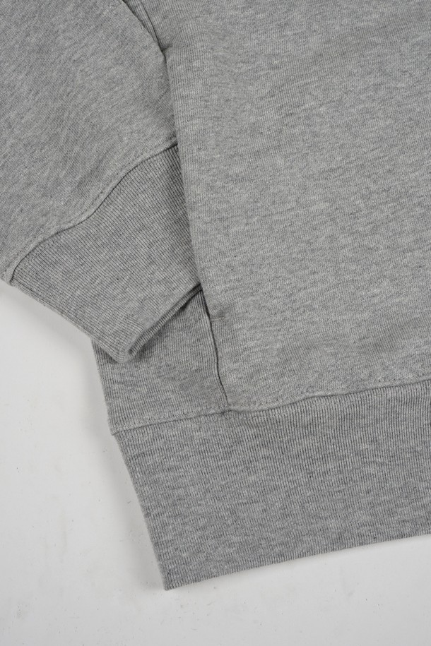 부드러운 면 소재로 제작되어 편안한 착용감을 선사하는 브이넥 스웨트 가디건입니다. 베이직하고 캐주얼한 스타일로, 일상생활은 물론 출근룩과 모임룩에도 활용하기 좋습니다. 크롭 기장과 레귤러핏으로 트렌디한 실루엣을 연출하며, 두꺼운 두께감으로 간절기에 따뜻하게 입을 수 있습니다. 무지 디자인에 긴 소매, 포켓 디테일, 버튼 여밈 방식으로 실용성을 더했습니다. 그레이 컬러로 다양한 스타일과 쉽게 매치할 수 있는 활용도 높은 아이템입니다.
