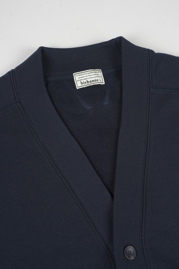 부드러운 면 소재로 제작되어 편안한 착용감을 선사하는 네이비 컬러의 브이넥 스웨트 가디건입니다. 베이직하고 캐주얼한 스타일로, 봄, 가을 간절기에 활용하기 좋습니다. 레귤러 핏에 긴 소매 기장으로, 출근룩이나 데이트룩 어디든 잘 어울립니다. 버튼 여밈 방식과 포켓 디테일이 실용성을 더하며, 미니멀, 클래식 스타일을 선호하는 분들께 추천합니다. 
