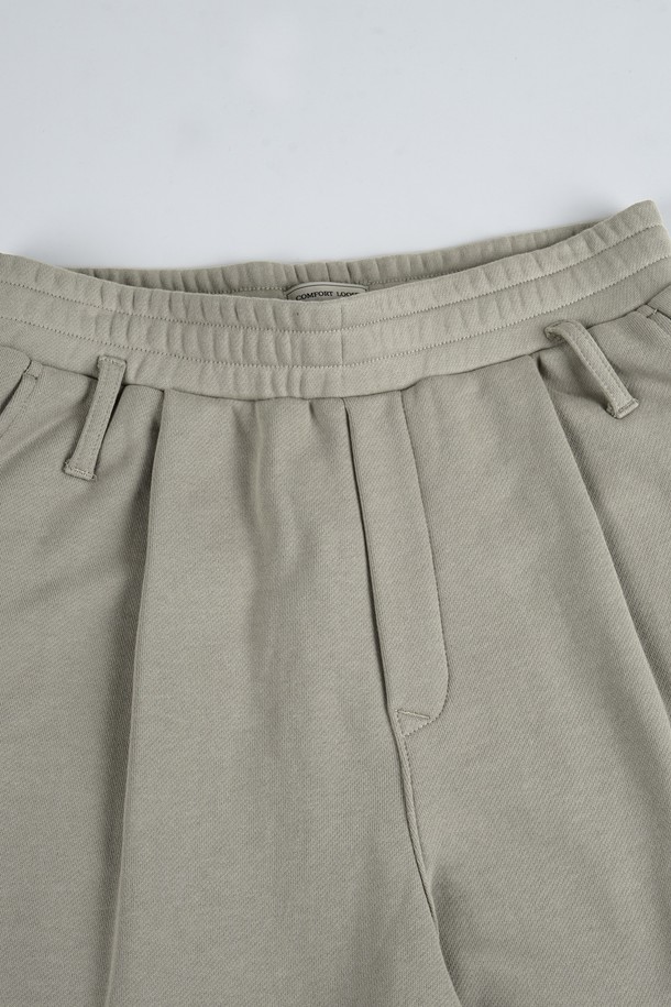 C.L핏 원턱 스웨트 팬츠는 편안한 착용감과 스타일리시함을 동시에 잡은 공용 스웨트 팬츠입니다. 부드러운 면 소재로 제작되어 쾌적한 착용감을 선사하며, 레귤러핏으로 누구나 부담 없이 즐길 수 있습니다. 카키, 올리브 두 가지의 베이직한 컬러로 출시되어 다양한 상의와 매치하기 용이합니다. 봄, 가을 시즌에 산책룩, 집콕룩 등 캐주얼하고 미니멀한 스타일을 연출하기 좋습니다. 허리 밴딩과 원턱 디테일로 편안함과 활동성을 더했습니다.
