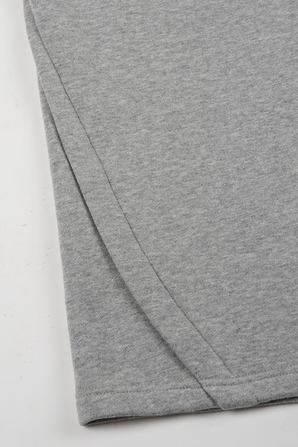 C.L핏 원턱 스웨트 팬츠는 캐주얼과 스포티한 스타일을 모두 아우르는 공용 스웨트 팬츠입니다. 부드러운 면 소재로 제작되어 봄, 가을 시즌에 편안하게 착용하기 좋습니다. 허리 밴딩과 원턱 디테일이 편안한 착용감을 선사하며, 레귤러핏으로 제작되어 다리가 더욱 슬림해 보이는 효과를 줍니다. 일상생활은 물론 산책이나 집콕 시 편안한 활동성을 보장하며, 미니멀한 디자인으로 다양한 상의와 매치하기 용이합니다. 그레이 컬러의 무지 디자인으로 어떤 스타일에도 쉽게 코디할 수 있습니다.
