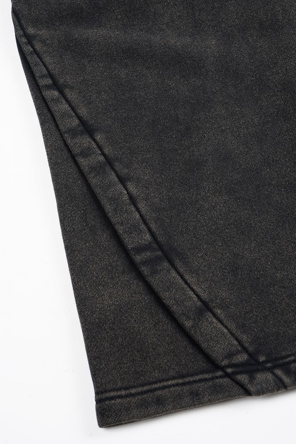 가먼트 워싱 처리로 자연스러운 멋을 더한 C.L핏 원턱 스웨트 팬츠입니다. 부드러운 면 소재로 제작되어 편안한 착용감을 선사하며, 레귤러핏으로 제작되어 캐주얼하고 미니멀한 스타일을 연출합니다. 넉넉한 두께감으로 간절기부터 초겨울까지 활용 가능하며, 밴딩 허리 디자인으로 활동성을 높였습니다. 무지 디자인과 블랙 컬러로 어떤 상의와도 쉽게 매치하여 데일리룩을 완성할 수 있습니다. 남성 고객분들께 추천하는 활용도 높은 스웨트 팬츠입니다.
