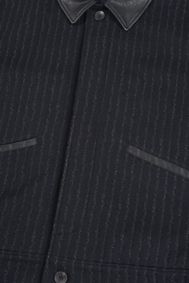 네이비 컬러의 울 블렌드 레더 카라 블루종 재킷입니다. 가을, 겨울 시즌에 어울리는 두꺼운 두께감으로, 클래식과 캐주얼 스타일을 모두 소화할 수 있습니다. 레귤러핏으로 제작되었으며, 집업 방식으로 편안하게 착용할 수 있습니다. 데이트룩, 출근룩 등 다양한 TPO에 활용 가능하며, 스트라이프 패턴이 은은한 포인트를 더합니다. 클래식, 캐주얼, 미니멀 스타일을 즐겨 입는 남성분들께 추천합니다.
