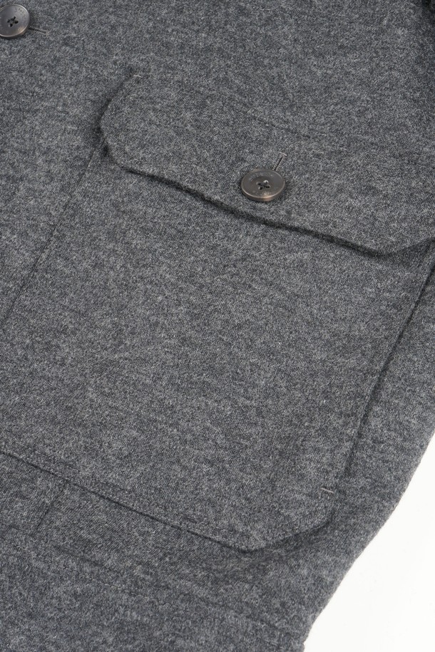 울 블렌드 블루종 재킷은 가을, 겨울철에 착용하기 좋은 남녀 공용 아우터입니다. 두꺼운 울 소재로 제작되어 보온성이 뛰어나며, 캐주얼하고 베이직한 스타일을 연출하기 좋습니다. 무지 패턴의 그레이 컬러는 어떤 옷에도 잘 어울리며, 레귤러핏 디자인으로 편안한 착용감을 제공합니다. 버튼 여밈 방식과 긴소매, 포켓 디테일이 돋보이는 크롭 기장의 블루종으로, 캐주얼, 클래식, 미니멀 스타일을 모두 소화할 수 있습니다.
