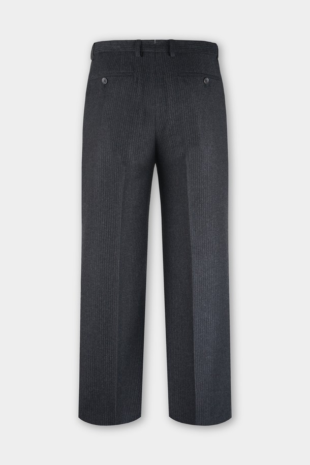 부드러운 촉감의 웜 스판 소재로 제작되어 편안한 착용감을 선사하는 남성용 슬랙스입니다. 베이직하고 미니멀한 디자인으로 다양한 스타일 연출에 활용하기 좋습니다. 히든 밴딩 디테일로 허리 부분의 편안함을 더했으며, 슬림핏으로 깔끔한 실루엣을 연출합니다. 차콜그레이 컬러와 얇은 두께감으로 봄, 가을철에 활용하기 좋으며, 출근룩이나 비즈니스 캐주얼 스타일, 미니멀, 클래식, 캐주얼 스타일 모두 소화 가능합니다. 긴 기장으로 어떤 신발에도 잘 어울립니다.
