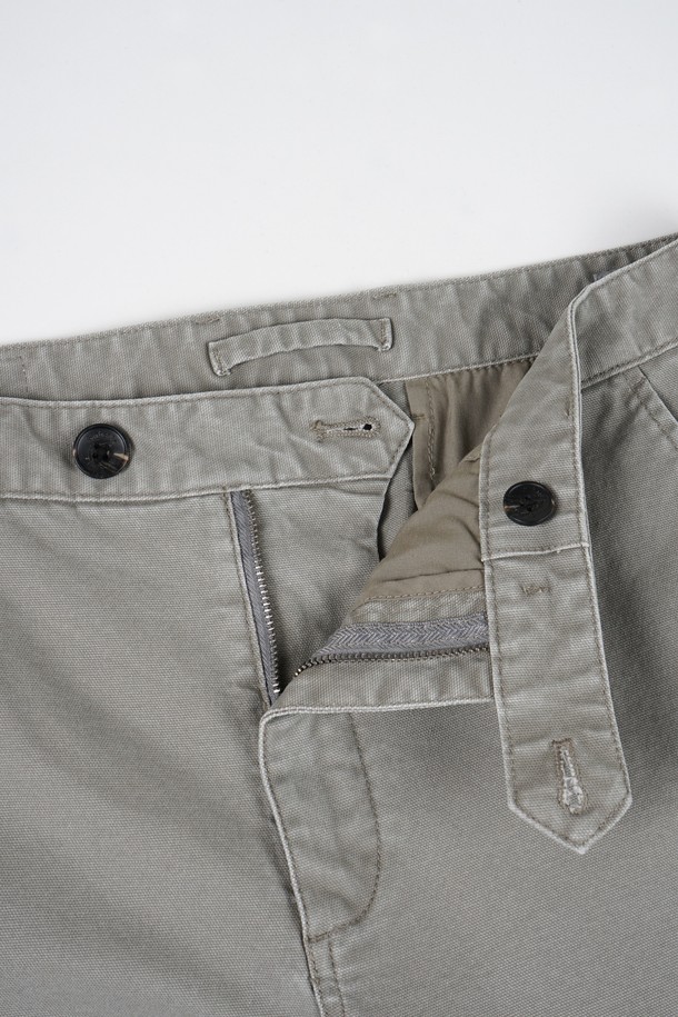 가먼트워싱 스판 R.C핏 치노 팬츠는 남성용 바지로, 캐주얼, 미니멀, 클래식 스타일을 아우르는 활용도 높은 제품입니다. 부드러운 촉감의 면과 스판덱스 혼방 소재로 제작되어 편안한 착용감을 선사하며, 봄, 가을에 적합합니다. 레귤러핏으로 제작되어 어떤 상의와도 자연스럽게 어울리며, 일상, 출근룩, 데이트룩 등 다양한 TPO에 매치하기 좋습니다. 가먼트워싱 기법으로 제작되어 자연스러운 멋을 더했으며, 무지 디자인으로 유행을 타지 않고 오래도록 즐겨 입을 수 있습니다.
