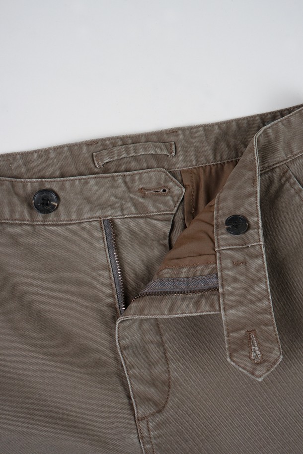 가먼트워싱 스판 R.C핏 치노 팬츠는 남성용 바지로, 캐주얼, 클래식, 미니멀 스타일을 모두 아우릅니다. 면과 스판덱스 혼방 소재로 제작되어 편안한 착용감을 제공하며, 가먼트워싱 기법으로 자연스러운 분위기를 더했습니다. 레귤러핏 디자인과 카키 컬러는 어떤 상의와도 쉽게 매치되어 출근룩이나 비즈니스 캐주얼에도 활용하기 좋습니다. 봄, 가을 시즌에 적합하며, 무지 디자인으로 유행을 타지 않고 오래도록 즐겨 입을 수 있습니다.
