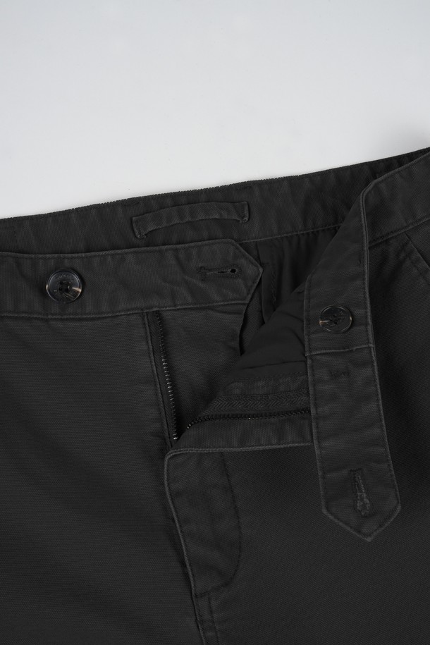 가먼트워싱 스판 R.C핏 치노 팬츠는 남성용 바지로, 캐주얼, 미니멀, 클래식 스타일을 아우르는 활용도 높은 아이템입니다. 부드러운 촉감의 면, 스판덱스 혼방 소재로 제작되어 편안한 착용감을 선사하며, 레귤러핏으로 제작되어 다리가 더욱 슬림해 보이는 효과를 줍니다. 봄, 가을에 적합하며, 출근룩, 데이트룩 등 다양한 TPO에 매치하기 좋습니다. 가먼트워싱 기법을 통해 자연스러운 주름과 빈티지한 느낌을 살린, 무지 디자인의 블랙 컬러 치노 팬츠입니다.
