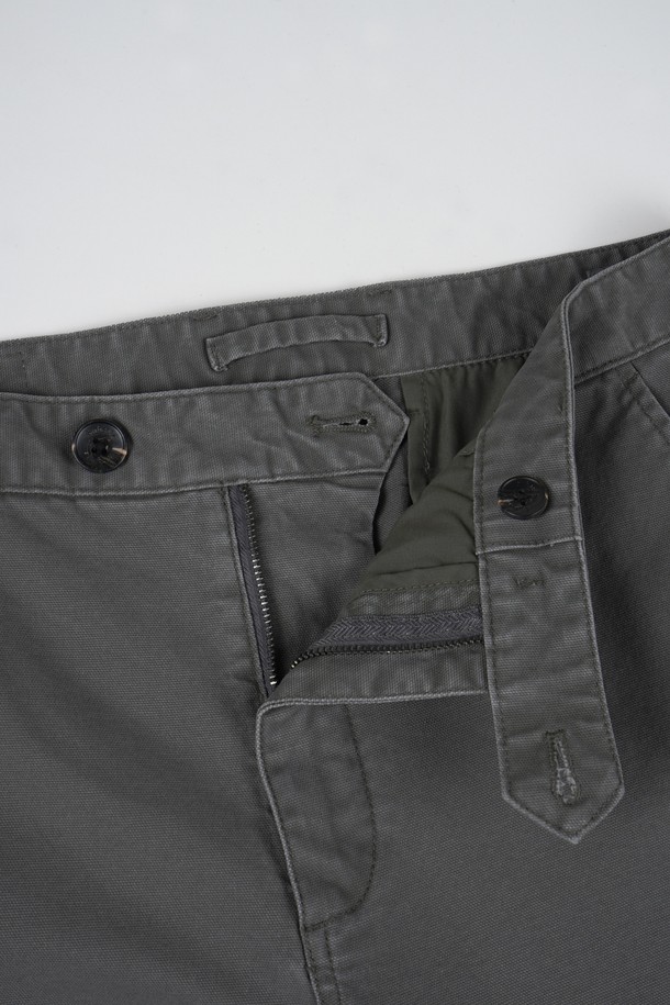 가먼트워싱 스판 R.C핏 치노 팬츠는 남성용 바지로, 부드러운 촉감의 면과 스판덱스 혼방 소재로 제작되어 편안한 착용감을 선사합니다. 봄, 가을에 적합하며, 레귤러핏 디자인과 무지 패턴으로 캐주얼하고 베이직한 스타일을 연출합니다. 가먼트워싱 기법을 통해 자연스러운 질감과 은은한 멋을 더했으며, 출근룩과 비즈니스 캐주얼, 그리고 캐주얼, 미니멀, 클래식 스타일을 즐겨 입는 분들께 추천합니다. 색상은 그레이 단일 색상으로 출시되었습니다.
