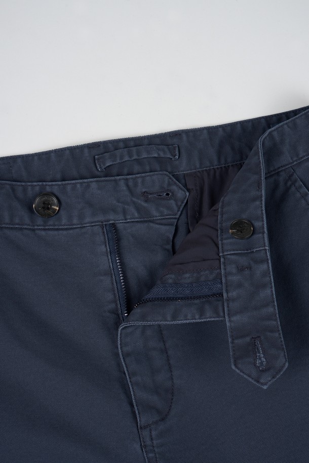 가먼트워싱 스판 R.C핏 치노 팬츠는 남성용 바지로, 베이직하고 캐주얼한 스타일을 연출합니다. 면과 스판덱스 혼방 소재로 제작되어 부드러운 촉감과 편안한 착용감을 제공하며, 봄, 여름, 가을 세 계절에 걸쳐 활용 가능합니다. 레귤러핏으로 제작되어 출근룩이나 비즈니스 캐주얼, 캐주얼, 미니멀, 클래식 스타일에도 잘 어울립니다. 가먼트워싱 기법으로 제작되어 자연스러운 멋을 더한 네이비 컬러의 무지 디자인 긴바지입니다.
