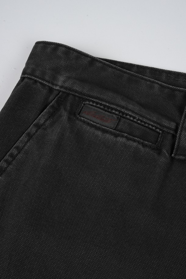 가먼트워싱 C.L핏 카고 치노 팬츠는 남성용 바지로, 캐주얼, 미니멀, 클래식 스타일을 아우릅니다. 봄, 가을에 적합하며, 일상 및 출근룩, 비즈니스 캐주얼에 활용하기 좋습니다. 면 소재의 레귤러핏 긴바지로, 무지 패턴에 카고 포켓 디테일과 가먼트워싱 처리가 돋보입니다. 블랙 컬러로 어떤 상의에도 쉽게 매치하여 베이직하면서도 세련된 스타일을 연출할 수 있습니다.
