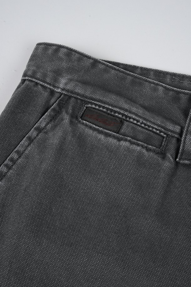 가먼트워싱 C.L핏 카고 치노 팬츠는 남성용 바지로, 캐주얼과 밀리터리 스타일을 동시에 즐길 수 있습니다. 봄, 가을에 적합하며, 일상 및 출근룩, 캠핑룩 등 다양한 TPO에 활용 가능합니다. 레귤러핏으로 편안한 착용감을 제공하며, 무지 패턴의 그레이 컬러로 어떤 상의와도 잘 어울립니다. 면 소재에 가먼트워싱 기법을 더해 부드러운 촉감과 자연스러운 멋을 살렸으며, 카고 포켓 디테일이 실용성을 더합니다.
