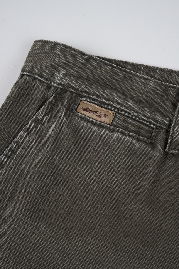 가먼트워싱 C.L핏 카고 치노 팬츠는 남성용 바지로, 캐주얼과 밀리터리 스타일을 동시에 즐길 수 있습니다. 면 소재에 레귤러핏으로 제작되어 편안한 착용감을 제공하며, 봄, 가을에 적합합니다. 카키와 올리브 두 가지 색상으로 출시되어, 출근룩이나 캠핑룩 등 다양한 TPO에 활용 가능합니다. 워크웨어 스타일을 선호하는 분들에게 특히 추천하며, 카고 포켓과 가먼트워싱 디테일이 특징입니다.
