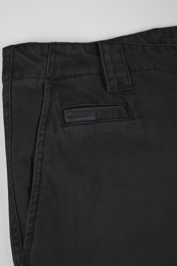 가먼트워싱 다트 트윌 C.L핏 치노 팬츠는 남성용 바지로, 캐주얼, 미니멀, 클래식 스타일을 아우르는 활용도 높은 아이템입니다. 봄, 가을에 적합하며, 일상 및 출근룩으로 모두 잘 어울립니다. 부드러운 면 소재에 가먼트워싱 기법을 더해 자연스러운 핏과 편안한 착용감을 선사합니다. 레귤러핏으로 제작되었으며, 다트 디테일이 더해져 세련된 디자인을 완성합니다. 블랙 컬러의 긴 기장 바지로, 어떤 상의와도 쉽게 매치하여 다양한 스타일을 연출할 수 있습니다.
