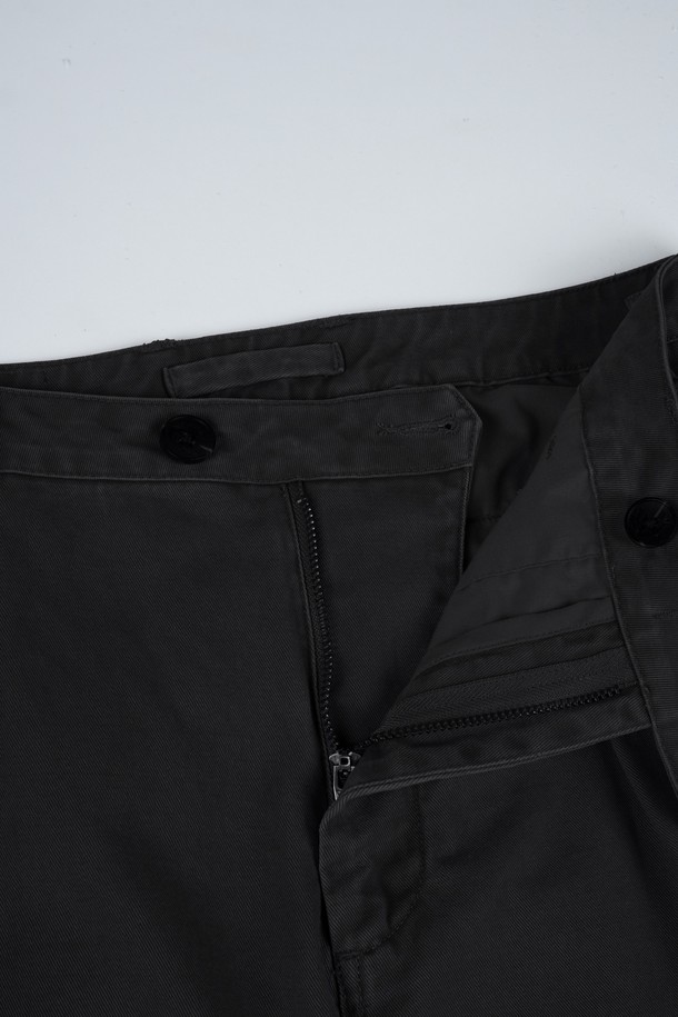 가먼트워싱 트윌 C.L핏 투턱 치노 팬츠는 남성용 바지로, 캐주얼과 베이직 스타일을 모두 아우릅니다. 봄, 가을에 적합하며, 일상복과 출근룩, 비즈니스 캐주얼 스타일 모두 소화 가능합니다. 부드러운 면 소재에 레귤러핏으로 제작되어 편안한 착용감을 선사하며, 투턱 디테일과 가먼트워싱 기법을 통해 은은한 멋을 더했습니다. 블랙 컬러의 무지 디자인으로 미니멀하고 클래식한 분위기를 연출합니다.
