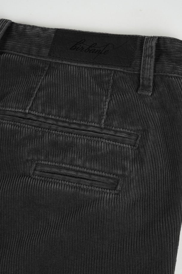 가먼트워싱 코듀로이 R.C핏 치노 팬츠는 부드러운 촉감의 코듀로이 소재로 제작되어 봄, 가을에 착용하기 좋은 남성용 긴 바지입니다. 무지 디자인에 레귤러핏으로 제작되어 캐주얼, 베이직 스타일을 연출하며, 출근룩과 비즈니스 캐주얼에도 활용 가능합니다. 가먼트워싱 기법을 통해 자연스러운 질감을 더했으며, 두께감이 있어 더욱 안정감 있는 착용감을 선사합니다. 클래식, 미니멀 스타일을 즐겨 입는 분들께 추천하는 아이템입니다. 블랙 컬러로 어떤 상의에도 쉽게 매치할 수 있습니다.
