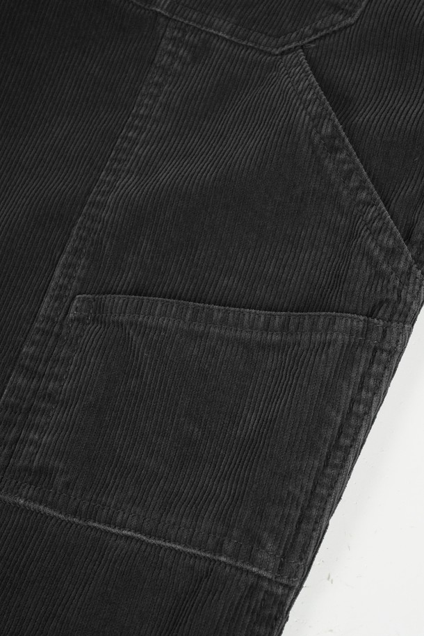 가먼트워싱 코듀로이 카펜터 C.L핏 치노 팬츠는 캐주얼, 클래식, 미니멀 스타일을 모두 아우르는 남성용 바지입니다. 부드러운 촉감의 코듀로이 소재에 가먼트워싱 기법을 더해 자연스러운 멋을 살렸습니다. 카펜터 스타일의 디자인에 레귤러핏으로 제작되어 편안한 착용감을 제공하며, 가을과 겨울철 출근룩에 적합합니다. 톤 다운된 그레이 컬러와 두꺼운 두께감으로 따뜻하고 세련된 분위기를 연출합니다.
