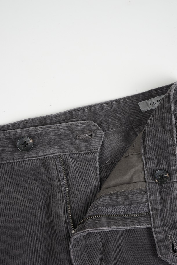 가먼트워싱 코듀로이 카펜터 C.L핏 치노 팬츠는 남성용으로, 가을과 겨울에 착용하기 좋은 긴 기장의 바지입니다. 캐주얼, 클래식, 워크웨어 스타일을 아우르며, 일상과 출근, 모임룩에 모두 잘 어울립니다. 두께감 있는 코듀로이 소재에 가먼트워싱 기법을 더해 부드러운 촉감과 자연스러운 멋을 선사합니다. 레귤러핏으로 편안한 착용감을 제공하며, 카펜터 스타일의 디자인이 특징입니다. 색상은 세련된 그레이 컬러로, 다양한 상의와 매치하기 용이합니다.
