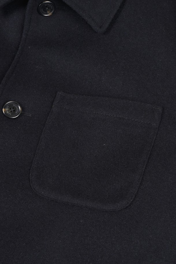 세련된 남성분들을 위한 울 블렌드 퀼팅 재킷입니다. 가을, 겨울 시즌에 어울리는 두꺼운 두께감과 긴 소매 기장으로 따뜻함을 선사합니다. 클래식, 미니멀, 시크한 스타일을 모두 아우르며, 출근룩, 비즈니스 캐주얼, 모임룩 등 TPO에 구애받지 않고 폭넓게 활용할 수 있습니다. 무지 패턴의 블랙 컬러로 어떤 옷에도 쉽게 매치할 수 있으며, 레귤러 핏과 싱글 버튼 여밈 방식으로 편안한 착용감을 제공합니다. 퀄팅 디테일과 포켓 디테일이 돋보이는 디자인으로, 울 소재 특유의 고급스러운 분위기를 연출합니다.
