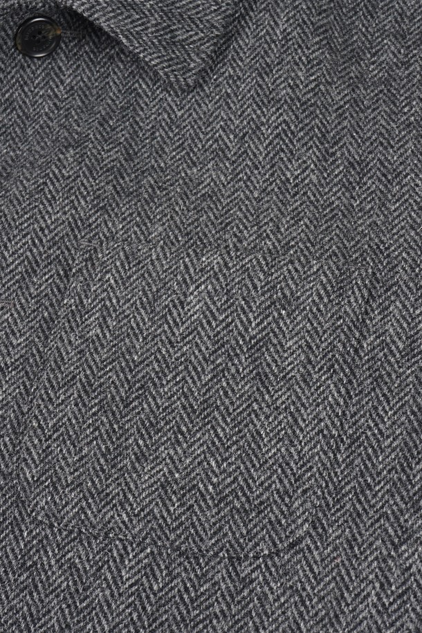 세련된 남성미를 더하는 울 블렌드 퀼팅 재킷입니다. 클래식하고 미니멀한 디자인으로, 가을과 겨울에 따뜻함과 스타일을 동시에 잡을 수 있습니다. 차분한 그레이 컬러와 싱글 버튼 여밈 방식이 세련된 분위기를 연출하며, 레귤러 핏 디자인으로 편안한 착용감을 선사합니다. 출근룩, 비즈니스 캐주얼, 모임룩 등 다양한 TPO에 활용 가능하며, 퀄팅 디테일이 고급스러움을 더합니다. 울 소재 특유의 부드러운 촉감과 보온성을 느껴보세요.
