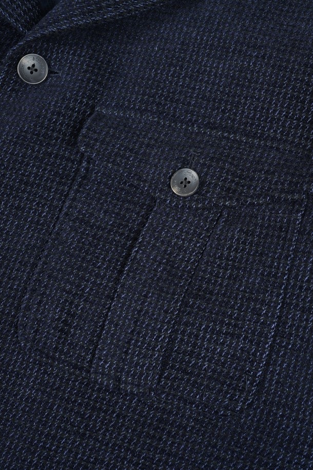 네이비 컬러의 울(Wool) 소재를 사용한 남성용 멀티 포켓 퀼팅 재킷입니다. 가을과 겨울에 착용하기 적합하며, 클래식하고 미니멀한 스타일을 연출합니다. 넉넉한 수납을 위한 멀티 포켓 디자인이 특징이며, 레귤러 핏으로 제작되었습니다. 버튼 여밈 방식과 긴 소매 기장으로, 출근룩이나 비즈니스 캐주얼에 활용하기 좋습니다. 두꺼운 두께감으로 따뜻함을 더했습니다.
