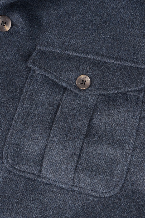 네이비 컬러의 울 멀티 포켓 퀼팅 재킷입니다. 가을, 겨울 시즌에 어울리는 두꺼운 두께감과 클래식, 베이직 스타일로 제작되었습니다. 싱글 버튼 여밈 방식과 레귤러핏으로 제작되어 편안한 착용감을 제공하며, 퀼팅 디자인이 돋보입니다. 넉넉한 수납을 위한 멀티 포켓 디테일이 특징이며, 출근룩, 비즈니스 캐주얼, 모임룩 등 다양한 TPO에 활용 가능합니다. 미니멀하고 시크한 스타일을 연출하기 좋습니다.
