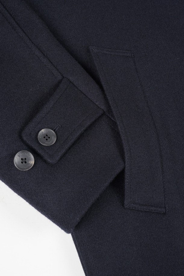 **울 블렌드 발마칸 코트**는 남성용 아우터로, 가을과 겨울철에 적합한 두꺼운 울 소재의 발마칸 코트입니다. 블랙과 네이비 두 가지 색상으로 출시되었으며, 클래식하고 미니멀한 스타일을 연출합니다. 레귤러핏의 레귤러 기장으로 제작되었으며, 싱글 버튼 여밈 방식과 칼라, 포켓 디테일이 특징입니다. 출근룩, 비즈니스 캐주얼, 모임룩 등 다양한 TPO에 활용 가능하며, 미니멀하고 시크한 스타일을 선호하는 남성에게 적합합니다.
