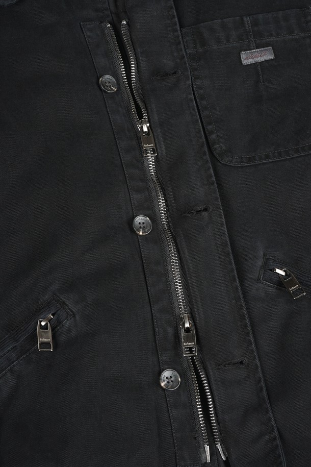 가먼트워싱 트윌 패딩 블루종 재킷은 남성용 아우터로, 가을과 겨울에 착용하기 좋은 두꺼운 두께감의 캐주얼 자켓입니다. 무지 패턴의 블랙 컬러로, 다양한 스타일에 매치하기 용이하며, 출근룩으로도 활용할 수 있습니다. 레귤러핏으로 편안한 착용감을 제공하며, 집업 스타일과 긴소매 디자인이 특징입니다. 가먼트워싱 기법과 패딩 충전재를 사용하여 보온성을 높였으며, 미니멀하고 클래식한 스타일을 연출하기 좋습니다.
