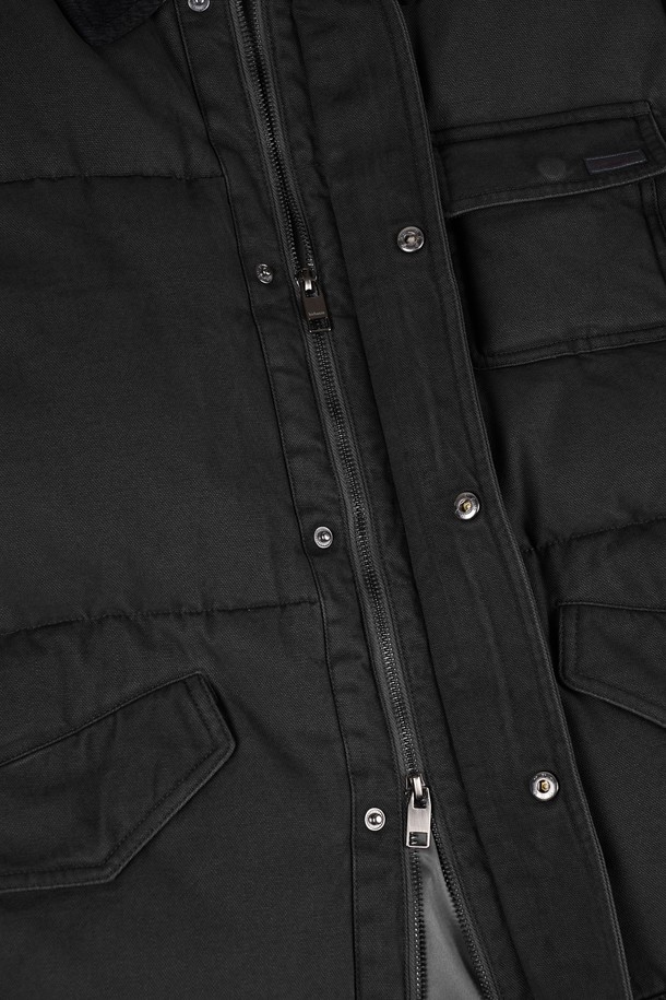 가먼트워싱 덕다운 하프 패딩은 겨울철 보온성을 책임지는 남녀 공용 아우터입니다. 캐주얼, 베이직 스타일을 기반으로 한 무지 디자인으로, 다양한 스타일에 매치하기 용이합니다. 가먼트워싱 기법으로 제작되어 자연스러운 질감을 선사하며, 레귤러핏 디자인으로 편안한 착용감을 제공합니다. 넉넉한 두께감과 덕다운 충전재로 뛰어난 보온성을 제공하며, 경량 소재를 사용하여 활동성을 높였습니다. 하프 기장의 집업 스타일 패딩으로, 긴 소매를 갖추어 겨울철 따뜻함을 더합니다.
