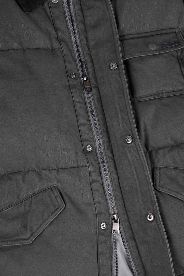 가먼트워싱 덕다운 하프 패딩은 남성용 겨울 아우터로, 캐주얼한 스타일을 연출합니다. 톤 다운된 그레이 컬러와 무지 디자인으로 어떤 스타일에도 쉽게 매치할 수 있습니다. 레귤러핏으로 편안한 착용감을 선사하며, 지퍼 여밈 방식으로 간편하게 착용 가능합니다. 가먼트워싱 공법으로 자연스러운 질감을 살렸으며, 덕다운 충전재를 사용하여 보온성을 높였습니다. 하프 기장의 패딩으로, 추운 겨울철에도 따뜻하고 스타일리시하게 연출할 수 있습니다.
