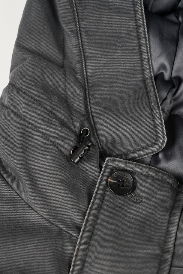 가먼트워싱 덕다운 패딩은 남성용 아우터로, 겨울철 캐주얼 스타일을 연출하기에 적합합니다. 톤 다운된 그레이 컬러와 무지 디자인으로 어떤 옷에도 쉽게 매치할 수 있습니다. 넉넉한 두께감의 덕다운 충전재가 뛰어난 보온성을 제공하며, 레귤러 핏으로 편안한 착용감을 선사합니다. 지퍼와 버튼으로 이중 여밈 처리되었으며, 후드와 지퍼 포켓, 가먼트워싱 디테일이 특징입니다. 긴 소매 기장과 레귤러 기장으로 제작되었으며, 미니멀하고 클래식한 스타일을 선호하는 분들께 추천합니다.
