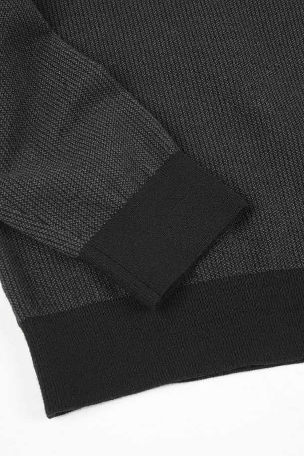 부드러운 촉감의 소프트 워셔블 투톤 카라 니트입니다. 베이직하고 미니멀한 스타일로, 봄, 가을에 활용하기 좋습니다. 블랙과 그레이 두 가지 색상으로 출시되어, 일상복으로 편안하게 착용할 수 있습니다. 레귤러 핏에 긴소매 기장으로 제작되었으며, 워셔블 기능으로 관리가 용이합니다. 캐주얼, 클래식 등 다양한 스타일 연출에 활용 가능한 아이템입니다.
