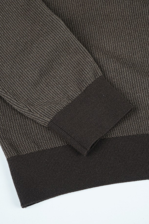 **소프트 워셔블 투톤 카라 니트**는 남성을 위한 캐주얼 및 베이직 스타일의 긴소매 니트입니다. 가을과 겨울에 적합하며, 부드러운 촉감의 니트 소재로 제작되었습니다. 중간 두께의 레귤러핏으로, 브라운과 그레이 투톤 컬러가 세련된 디자인을 연출합니다. 워셔블 기능으로 편안하게 관리할 수 있으며, 카라 디테일이 클래식한 무드를 더합니다.
