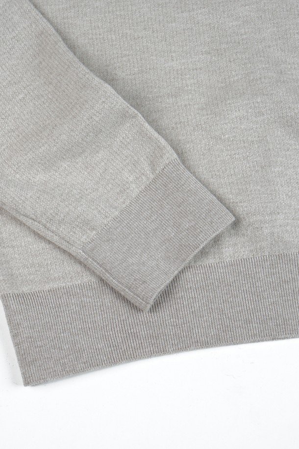 부드러운 촉감의 소프트 워셔블 투톤 카라 니트입니다. 베이직하고 캐주얼한 스타일로, 봄, 가을에 레귤러 기장으로 편안하게 착용하기 좋습니다. 무지 디자인에 그레이 컬러로 어떤 스타일에도 매치하기 용이하며, 출근룩과 데이트룩에 모두 잘 어울립니다. 워셔블 기능으로 관리가 용이하며, 미니멀, 클래식 스타일을 선호하는 분들께 추천합니다. 긴 소매 기장의 레귤러핏 니트입니다.
