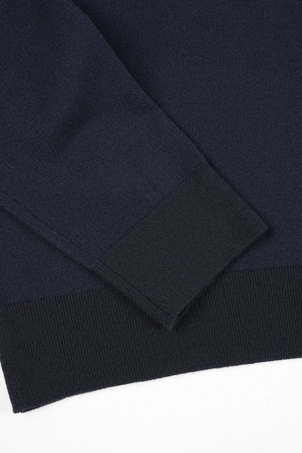 **소프트 워셔블 투톤 카라 니트**는 부드러운 촉감의 워셔블 니트 소재로 제작되어 봄, 가을 간절기에 활용하기 좋은 제품입니다. 베이직하고 캐주얼한 스타일로, 레귤러 핏에 카라넥 디자인이 특징이며, 네이비 컬러의 무지 패턴으로 다양한 룩에 매치하기 용이합니다. 긴 소매 기장으로 포멀한 출근룩이나 비즈니스 캐주얼 스타일에도 적합하며, 캐주얼, 클래식, 미니멀 스타일을 즐겨 입는 분들께 추천합니다. 투톤 디자인으로 은은한 포인트를 더하여 세련된 분위기를 연출합니다.
