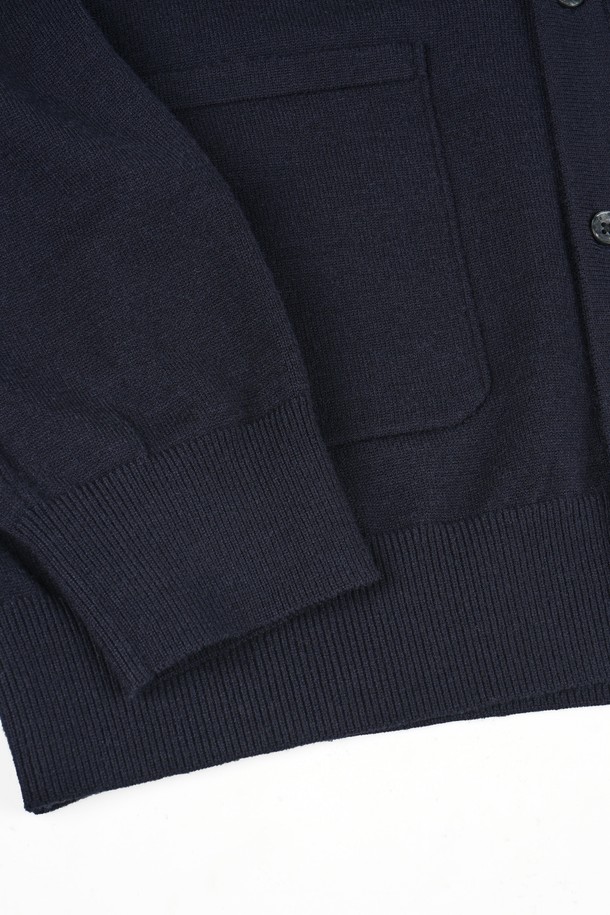 **소프트 워셔블 카라 가디건**은 부드러운 촉감의 니트 소재로 제작되어 편안한 착용감을 선사합니다. 차분하고 세련된 네이비 컬러에 베이직하고 클래식한 디자인으로 **출근룩, 오피스룩, 데이트룩** 등 다양한 TPO에 활용 가능합니다. 봄, 가을 간절기에 활용하기 좋은 얇은 두께의 긴 소매 **레귤러핏** 가디건이며, **워셔블** 기능으로 관리가 용이합니다. 카라 디자인과 버튼 디테일이 돋보이며, **클래식, 미니멀, 캐주얼** 스타일을 즐겨 입는 여성분들께 추천합니다.
