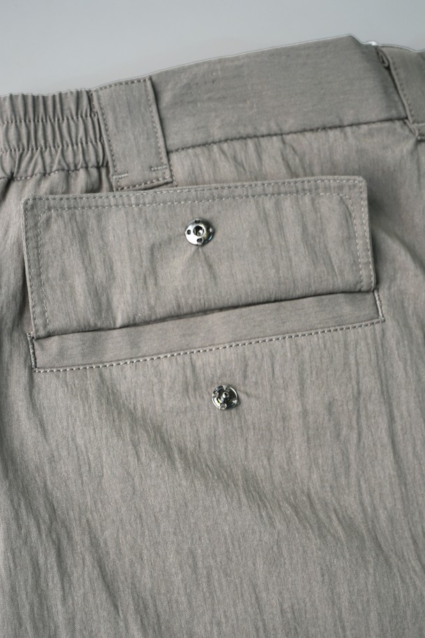 "유틸리티 C.L핏 파라슈트 카고 팬츠"는 남성용 바지로, 일상과 아웃도어 활동 모두에 적합합니다. 봄, 여름 시즌에 어울리는 얇은 두께감의 나일론 소재로 제작되어 편안한 착용감을 제공합니다. 레귤러핏으로 제작되었으며, 밀리터리 스타일과 캐주얼 무드를 동시에 연출합니다. 카고 포켓과 유틸리티 디자인이 특징이며, 여행룩과 캠핑룩, 캐주얼, 미니멀, 워크웨어 스타일을 즐기는 분들께 추천합니다. 그레이 컬러로 출시되었습니다.
