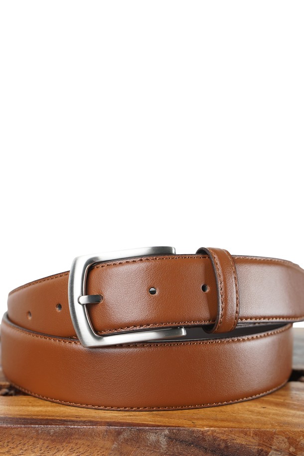 클래식 리얼 레더 벨트는 일상과 정장 모두에 잘 어울리는 공용 벨트입니다. 부드러운 소가죽 소재로 제작되어 편안한 착용감을 선사하며, 미니멀하고 클래식한 스타일을 연출합니다. 블랙, 다크 브라운, 카멜 세 가지 색상으로 출시되어, 오피스룩, 비즈니스 캐주얼, 출근룩 등 다양한 TPO에 활용 가능합니다. 스크래치에 강한 메탈 버클과 착용할수록 자연스러운 에이징을 경험할 수 있으며, 친환경 재활용 패키지와 생분해성 포장재를 사용하여 환경까지 생각했습니다. 사이즈 조절 기능을 통해 완벽한 핏을 제공합니다.
