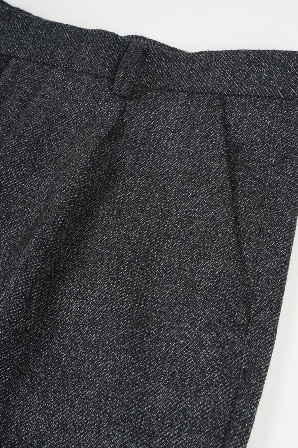 세련된 데님 이펙트의 남성용 '데님 이펙트 원턱 C.L핏 셋업 팬츠'입니다. 캐주얼부터 미니멀, 클래식 스타일까지 소화 가능한 활용도 높은 아이템입니다. 봄, 가을 시즌에 적합하며, 차분한 그레이 컬러와 레귤러핏으로 편안한 착용감을 선사합니다. 출근룩과 비즈니스 캐주얼에도 잘 어울리는 세련된 디자인으로, 원턱 디테일이 돋보입니다. 데님 소재 특유의 멋스러움과 무지 패턴으로 어떤 상의와도 쉽게 매치할 수 있습니다.
