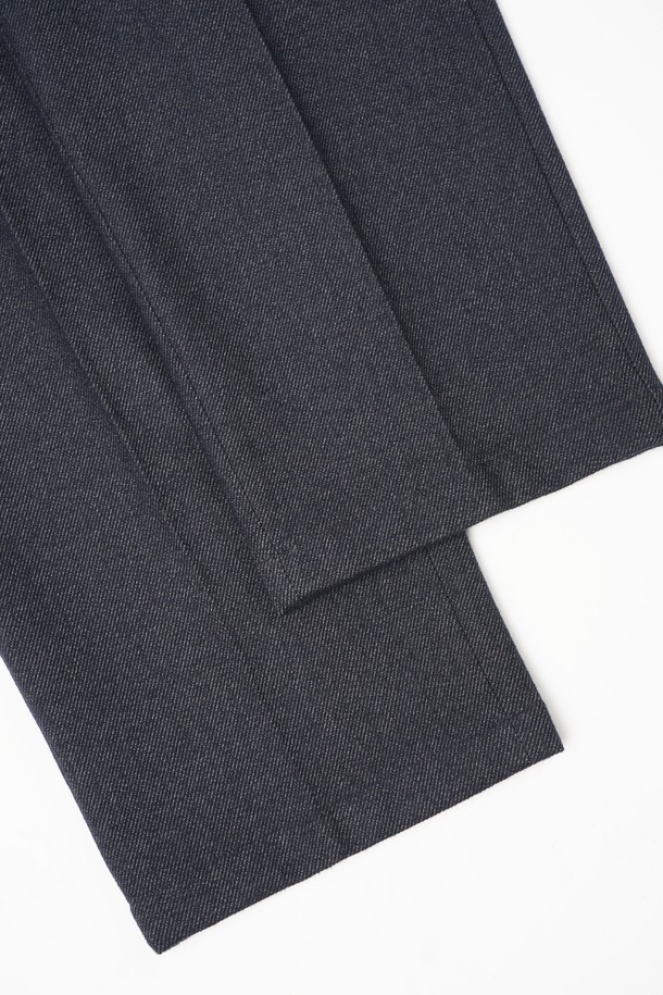 네이비 컬러의 데님 이펙트 원턱 C.L핏 셋업 팬츠입니다. 캐주얼, 미니멀, 클래식 스타일을 아우르는 디자인으로, 출근룩이나 비즈니스 캐주얼에 적합합니다. 사계절 모두 착용 가능하며, 일자핏과 레귤러핏으로 편안한 착용감을 선사합니다. 데님 소재 특유의 견고함과 원턱 디테일이 돋보이는, 활용도 높은 아이템입니다.
