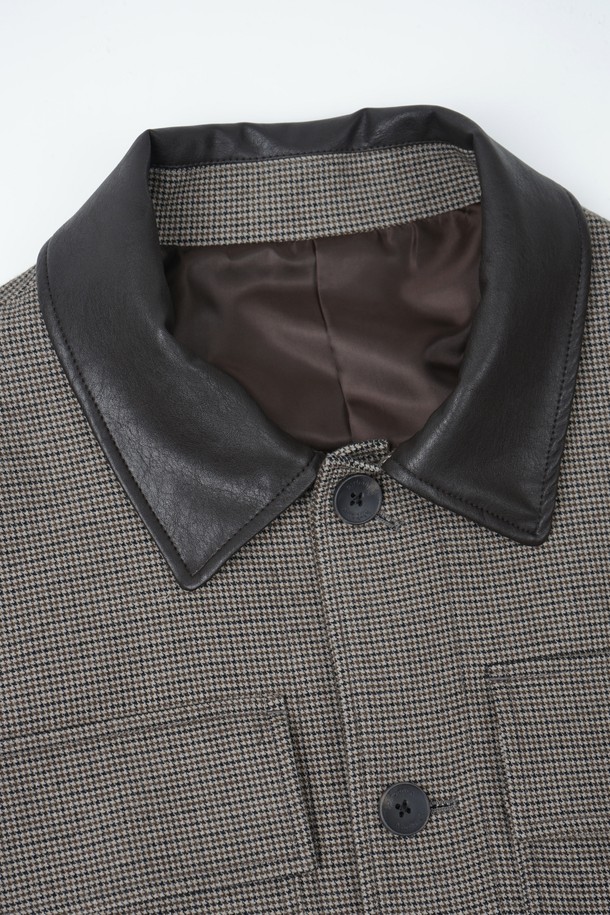 세련된 남성미를 더하는 레더 카라 블루종 재킷입니다. 그레이와 블랙 두 가지 색상으로 출시되어 어떤 스타일에도 쉽게 매치할 수 있습니다. 뻣뻣한 촉감의 가죽 소재와 두꺼운 두께감으로 제작되어, 봄, 가을 간절기에 따뜻하면서도 시크한 분위기를 연출합니다. 캐주얼, 클래식, 미니멀 스타일을 아우르며, 출근룩, 모임룩, 데이트룩 등 다양한 TPO에 활용 가능합니다. 버튼 여밈 방식, 레귤러핏 디자인, 카라 디테일이 돋보이는 긴소매 블루종으로, 당신의 옷장에 특별함을 더해줄 것입니다.
