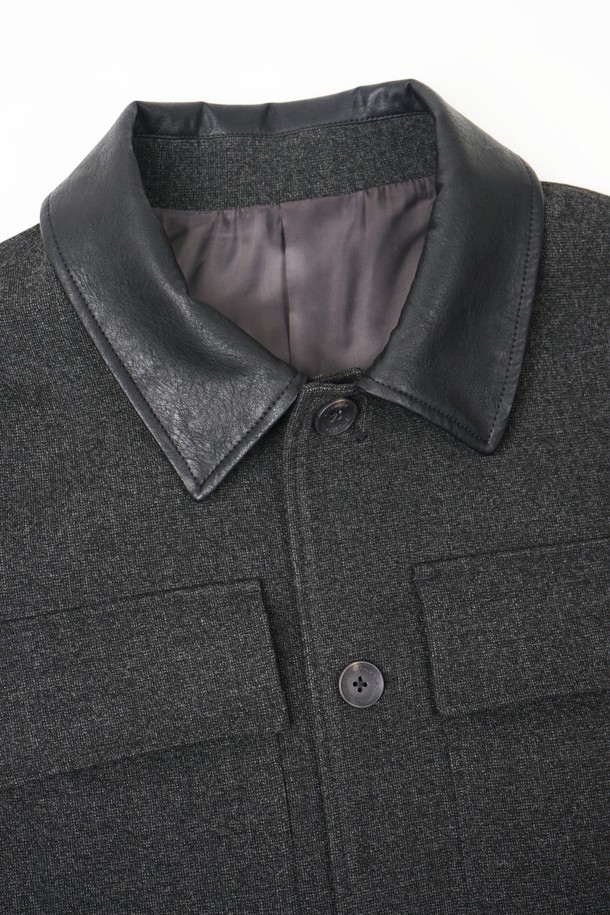 **레더 카라 블루종 재킷**은 남성용 아우터로, 가을과 겨울에 착용하기 좋은 두꺼운 두께감의 블랙 컬러 자켓입니다. 클래식하고 캐주얼한 스타일을 동시에 연출하며, 무지 패턴에 레귤러 핏으로 제작되었습니다. 가죽 또는 인조가죽 소재를 사용하여 뻣뻣한 촉감을 주며, 카라 디테일과 긴 소매 기장이 특징입니다. 버튼 여밈 방식을 갖춘 블루종 타입의 자켓으로, 출근룩, 모임룩, 데이트룩 등 다양한 TPO에 활용 가능합니다.
